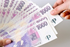 Některé profese mají letos zaručenou měsíční mzdu až 24 400 korun