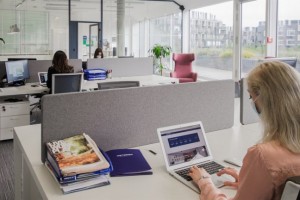 Kanceláře po koronaviru: šachovnicově uspořádané stoly i huddle rooms