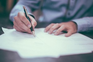 Nedostatek pracovníků různých oborů mohou řešit stipendia pro studenty. Má to ale svá úskalí